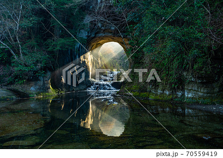 （千葉県）亀岩の洞窟/濃溝の滝　光芒 70559419