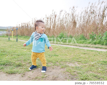 楽しそうにシャボン玉を見る男児 70559552