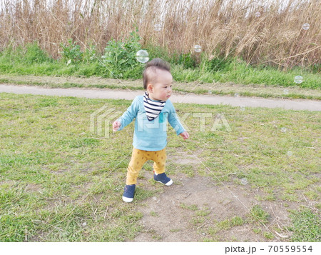 シャボン玉と男児 70559554