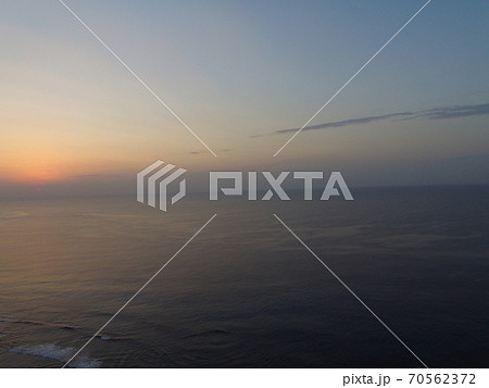 沖縄の海の夜明け〜ドローンで空撮(平和創造の森公園 付近/沖縄県糸満市字山城) 沖縄の海の夜明け〜ドローンで空撮(平和創造の森公園 付近/沖縄県糸満市字山城) 70562372