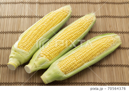 竹マット上に並べたとうもろこし 70564376
