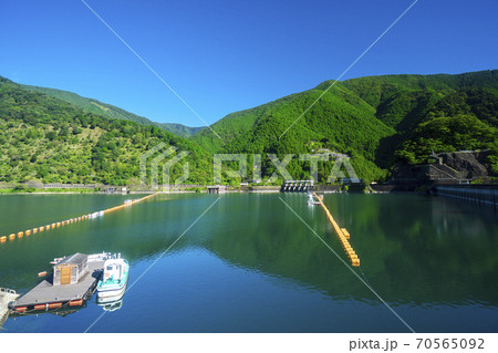 夏の奥多摩湖 南岸から湖面と北岸の山々の風景 夏の奥多摩湖 南岸から湖面と北岸の山々の風景 70565092