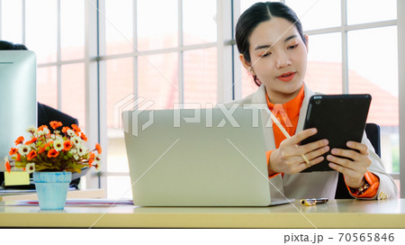 Business people working at table in modern office Business people working at table in modern office 70565846