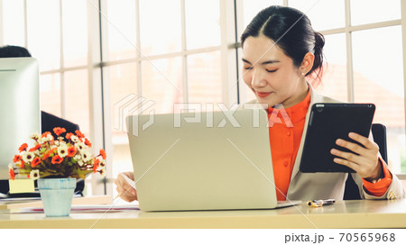 Business people working at table in modern office 70565968