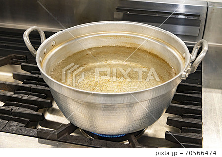昆布出汁と大鍋 70566474