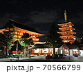 浅草の浅草寺本堂と五重の塔の綺麗なライトアップ夜景 70566799