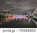 すみだリバーウォークより吾妻橋を眺める隅田川の夜景 70566805