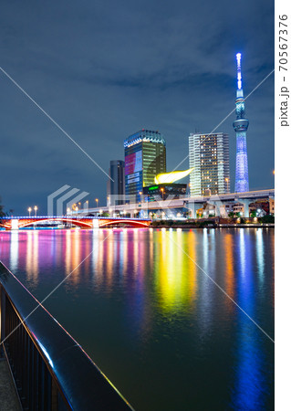 ライトアップされた吾妻橋と東京スカイツリー＜2020年10月＞ 70567376