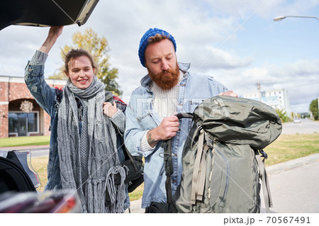 Family unpacking car 70567491