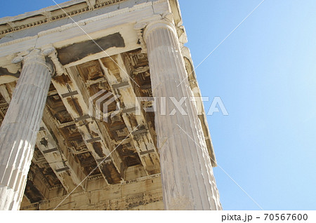 古代ギリシャのエンタシスの石柱を見上げての写真素材 [70567600] - PIXTA