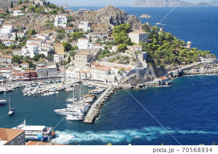 ギリシャのイドラ島の高台から見下ろした風景の写真素材