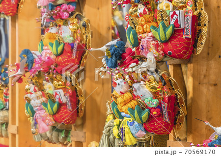 [東京・浅草] 鷲神社の酉の市で縮緬で作られた鼠を飾る大領の吉祥熊手 70569170