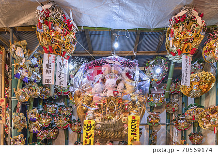 [東京・浅草] 鷲神社の酉の市でサンリオのキャラクターをテーマした世相熊手。 70569174