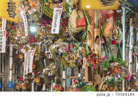 東京 浅草 鷲神社の酉の市で七福神を飾る吉祥熊手で覆われた壁 の写真素材