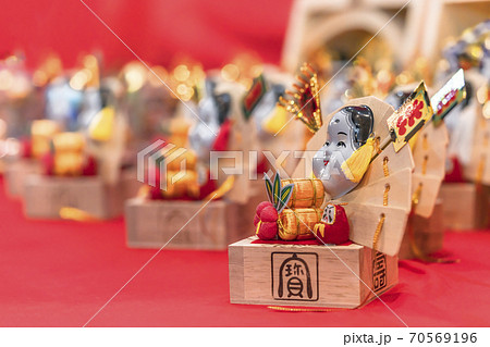 [東京・浅草] 鷲神社の酉の市で販売される木枡に入った吉祥熊手。 70569196