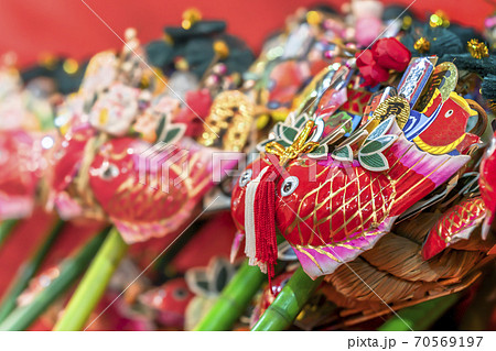 [東京・浅草] 鷲神社の酉の市で販売される目出度な鯛を飾る吉祥熊手。 70569197