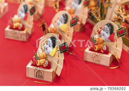 [東京・浅草] 鷲神社の酉の市で販売される木枡に入った吉祥熊手。 70569202