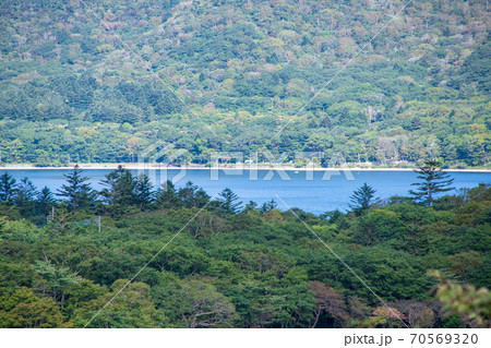 県立赤城公園　鳥居峠から見下ろす赤城大沼　初秋の風景 70569320