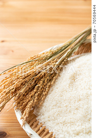 ザルに盛られたお米と稲穂 70569444