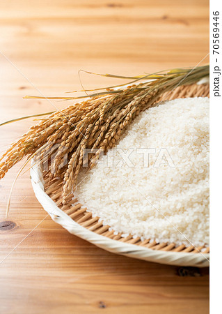ザルに盛られたお米と稲穂 70569446