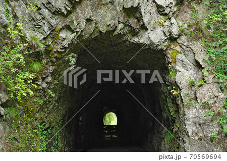 【素掘りトンネル】 徳島県那賀郡那賀町沢谷 【素掘りトンネル】 徳島県那賀郡那賀町沢谷 70569694