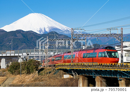 富士山をバックに行く　ロマンスカー 70570001