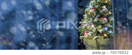 街中のウインドウに飾られたクリスマスツリー 70570022