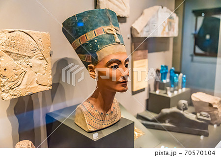 イギリス エディンバラ スコットランド国立博物館 ネフェルティティの胸像の石膏模型の写真素材 [70570104] - PIXTA
