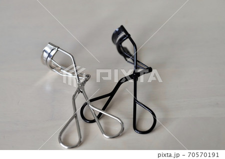 黒と銀色のビューラー アイメイク道具 黒と銀色のビューラー アイメイク道具 70570191