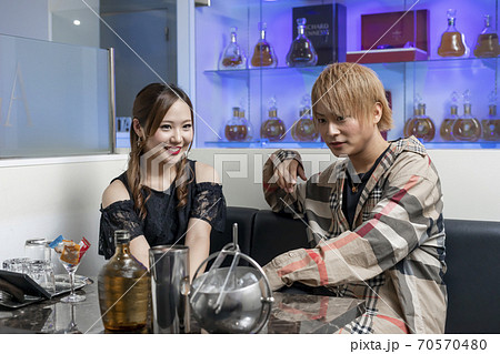 ネオホストの接客風景 70570480