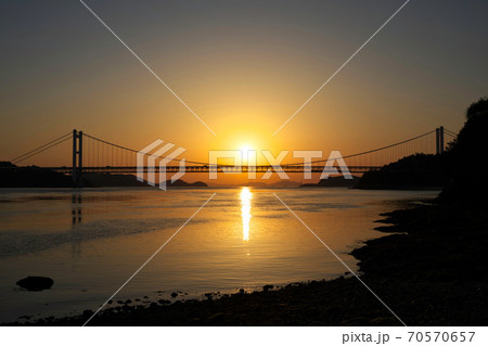 《岡山県》久須美鼻からの風景、瀬戸大橋を渡る列車 《岡山県》久須美鼻からの風景、瀬戸大橋を渡る列車 70570657