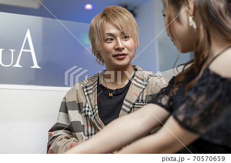 ネオホストの接客風景 70570659