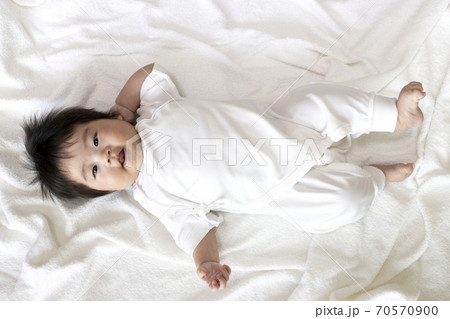 生後3ヶ月の赤ちゃんの全身の写真素材