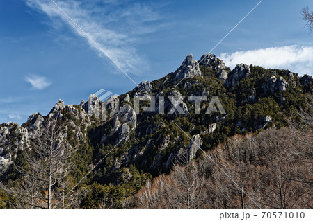 富士見平付近から見る瑞牆山の岩峰 70571010