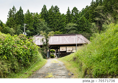 東北の田舎の伝統的な長屋門のある農家 70571736