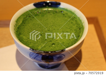 茶碗に入った抹茶 70572019