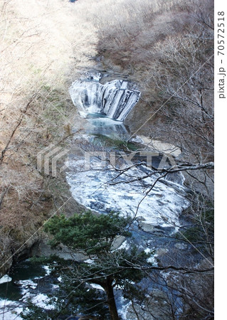 氷結した冬の生瀬の滝 70572518