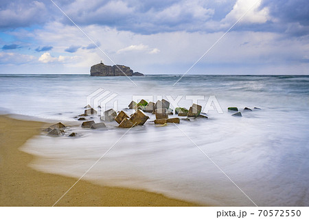 冬の白兎海岸の砂浜と淤岐嶋（おきのしま） 70572550