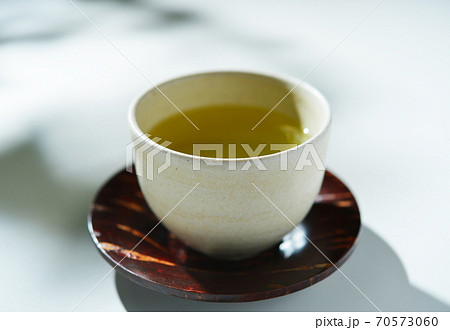 木陰の中のお茶 70573060