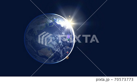 地球　夜明け　日の出　朝陽　ワイドサイズ 70573773