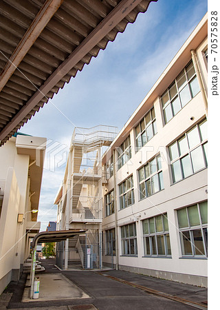 廃校の小学校を再利用した四日市市なやプラザと避難用階段 70575828