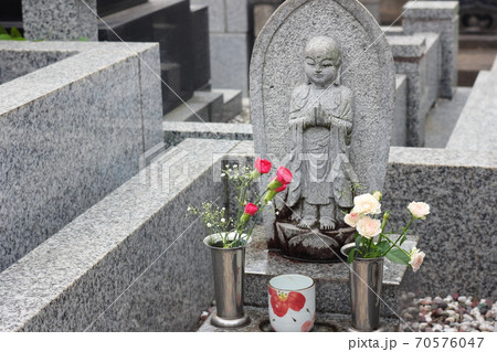 お墓 墓石 霊園 お墓参りの時期 お彼岸 お盆はいつ行くべきか 日本のお墓参り 先祖供養 永代供養の写真素材