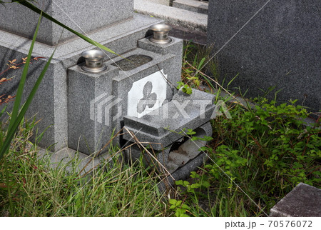 お墓 墓石 霊園 お墓参りの時期 お彼岸 お盆はいつ行くべきか 日本のお墓参り 先祖供養 永代供養の写真素材