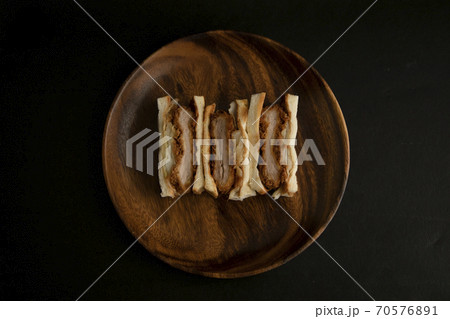 木製プレートに乗せたカツサンド 70576891