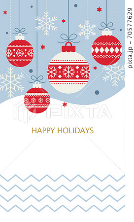 クリスマス用縦型背景素材、赤と白のオーナメントとスノーフレーク 70577629