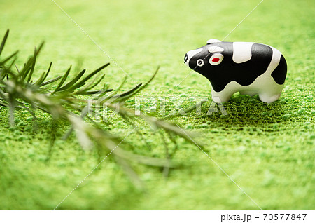 （2021年・丑年）年賀状で使える、草原の中に佇む置物の牛 70577847