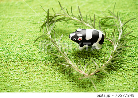 （2021年・丑年）年賀状で使える、ハートに囲まれた置物の牛 70577849