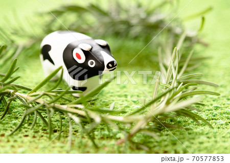 （2021年・丑年）年賀状で使える、草原の中に佇む置物の牛 70577853