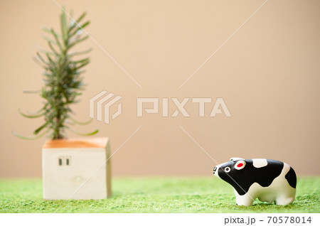 （2021年・丑年）年賀状で使える、草原の中に佇む置物の牛 70578014