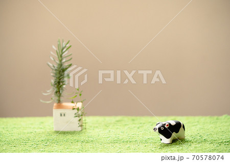 （2021年・丑年）年賀状で使える、草原の中に佇む置物の牛 70578074